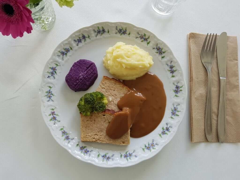 Blød farsbrød med rødkålsgratin, broccoli og kartoffelmos
