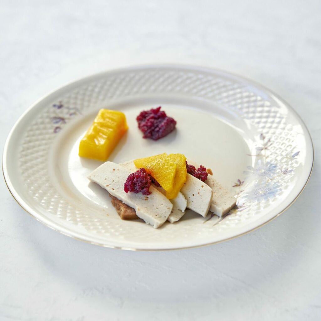 Gratinrugbrød med flæskesteg, rødkål og appelsin