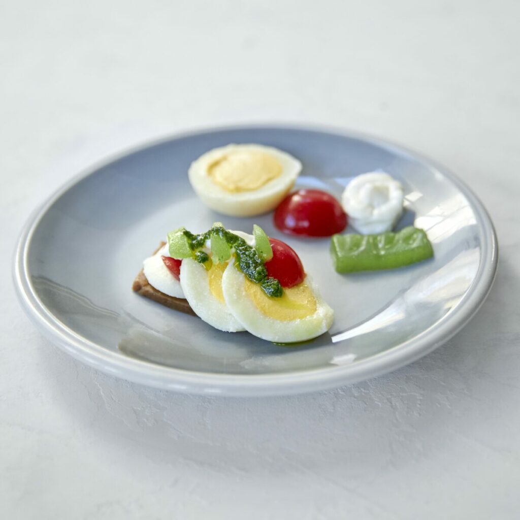 Gratinrugbrød med æg, tomat, mayonnaise og karse