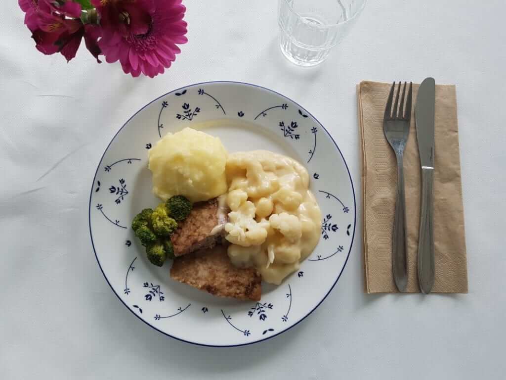 Blød krebinet med stuvet blomkål og kartoffelmos
